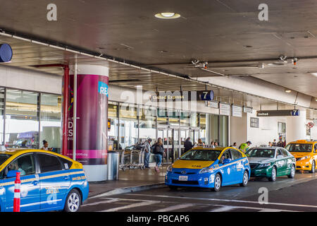 LOS ANGELES, USA - 26.September 2015: Taxi Linie am Los Angeles International Airport (LAX), die primär der Großraum Los Angeles Ar Stockfoto