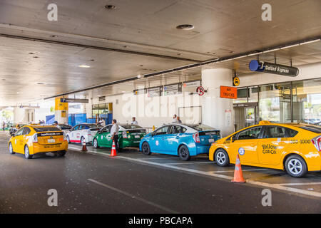 LOS ANGELES, USA - 26.September 2015: Taxi Linie am Los Angeles International Airport (LAX), die primär der Großraum Los Angeles Ar Stockfoto