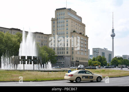 Strausberger Platz im Stadtzentrum von Berlin. Stockfoto