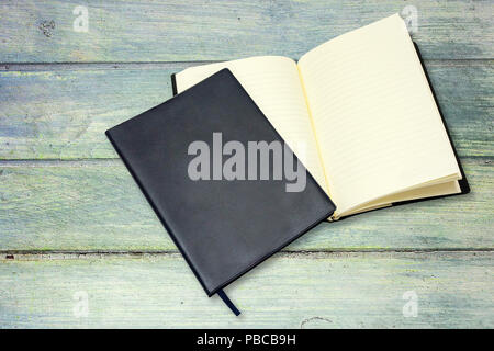 Leder Notebook und Notebook auf Blau Holz Hintergrund Stockfoto