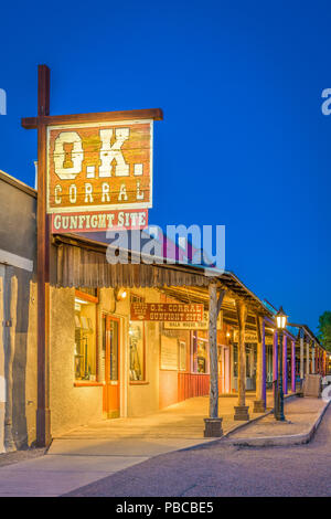 TOMBSTONE, ARIZONA - 17. APRIL 2018: Die O.K. Corral Schießerei Website in der Dämmerung. Die Website ist für den berühmtesten Schießerei in der Geschichte der einen Bekannten Stockfoto