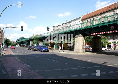 Street Scene an der Schönhauser Allee in Berlin Stockfoto