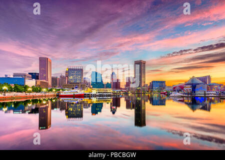 Baltimore, Maryland, USA Skyline am Inneren Hafen bei Dämmerung. Stockfoto