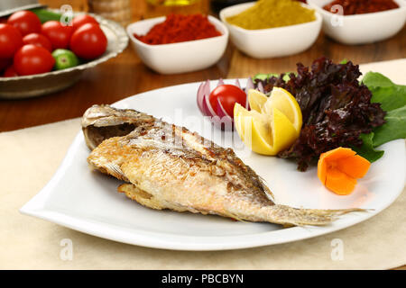 Gegrillter Fisch mit Gemüse - Seebarsch Stockfoto