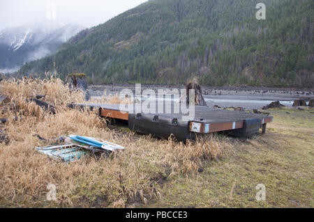 Alte Straße vor der Anmeldung in einer abgesenkten See im Winter Lake Cushman gebaut Stockfoto