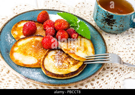 Köstlich süßen gebratenen Pfannkuchen mit Zucker und Erdbeeren. Studio Foto Stockfoto