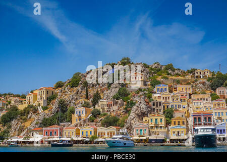 Malerische Aussicht mit schönen traditionellen Häusern und bunten Gebäude am Hafen von Symi Insel in der Nähe von Rhodes, Griechenland Stockfoto