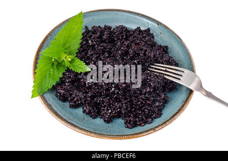 Gekochte schwarze Reis auf blauen Platte. Studio Foto Stockfoto
