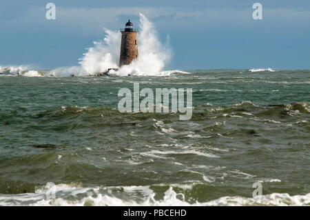 Riesenwellen surround Stein Leuchtturm Turm von Whalback Licht in Maine, während eine einzigartige Flut. Stockfoto