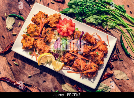 Der klassischen indischen Fingerfood, dass niemand widerstehen kann, diesen einfach Gemüse pakoras Stockfoto