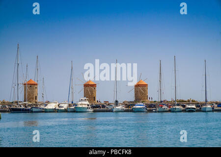 Windmühlen in der Mandraki Hafen von Rhodos, Griechenland Stockfoto