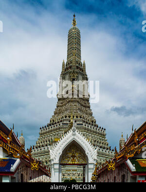 Tempel der Morgenröte AKA Wat Makok AKA Olive Temple AKA Wat Arun, ist ein alter Tempel in Bangkok, Thailand aus der Ayutthaya-Zeit an einem bewölkten Tag Stockfoto