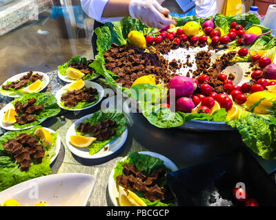 Würziges Rindfleisch in Türkisch mit Gemüse und Zitrone. Studio Foto Stockfoto