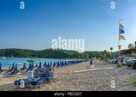 Panoramablick auf den herrlichen Strand von Valtos bei Sonnenuntergang. Es ist einer der längsten Strände in der Küstenstadt Parga, Griechenland. Stockfoto