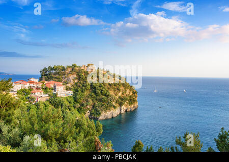 Blick auf die historische Burg von Parga, Griechenland. Auf einem Hügel mit Blick auf die Stadt. Stockfoto