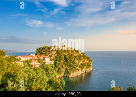 Blick auf die historische Burg von Parga, Griechenland. Auf einem Hügel mit Blick auf die Stadt. Stockfoto