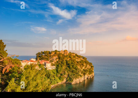 Blick auf die historische Burg von Parga, Griechenland. Auf einem Hügel mit Blick auf die Stadt. Stockfoto