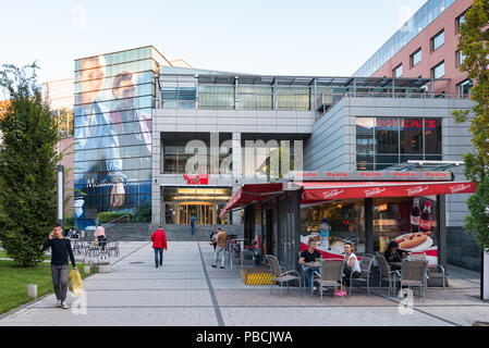 BUDAPEST, Ungarn - 27.August 2014: West End City Center, ein Einkaufszentrum in Budapest, Ungarn. Es ist die ehemals größte Mall in Mitteleuropa und es Stockfoto