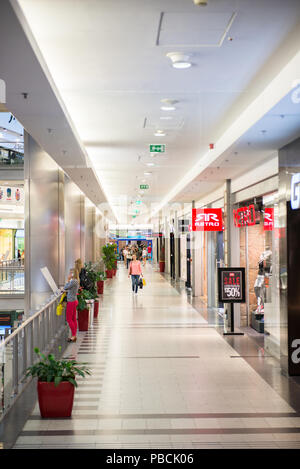 BUDAPEST, Ungarn - 27.August 2014: Innenraum des West End City Center, ein Einkaufszentrum in Budapest, Ungarn. Es ist die ehemals größte Mall in Centr Stockfoto