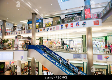 BUDAPEST, Ungarn - 27.August 2014: Innenraum des West End City Center, ein Einkaufszentrum in Budapest, Ungarn. Es ist die ehemals größte Mall in Centr Stockfoto