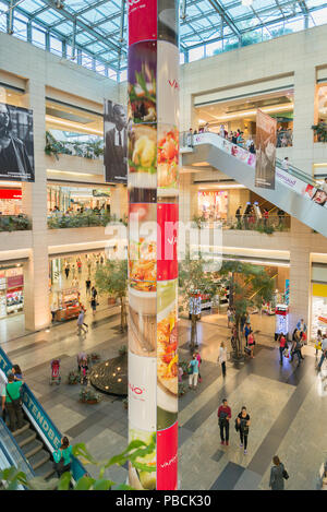 BUDAPEST, Ungarn - 27.August 2014: West End City Center, ein Einkaufszentrum in Budapest, Ungarn. Es ist die ehemals größte Mall in Mitteleuropa und es Stockfoto