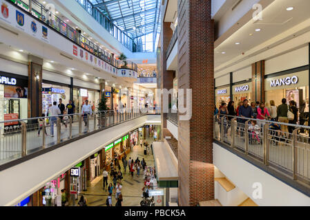 BUDAPEST, Ungarn - 27.August 2014: West End City Center, ein Einkaufszentrum in Budapest, Ungarn. Es ist die ehemals größte Mall in Mitteleuropa und es Stockfoto