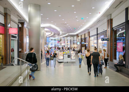 BUDAPEST, Ungarn - 27.August 2014: West End City Center, ein Einkaufszentrum in Budapest, Ungarn. Es ist die ehemals größte Mall in Mitteleuropa und es Stockfoto