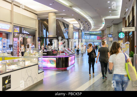 BUDAPEST, Ungarn - 27.August 2014: West End City Center, ein Einkaufszentrum in Budapest, Ungarn. Es ist die ehemals größte Mall in Mitteleuropa und es Stockfoto