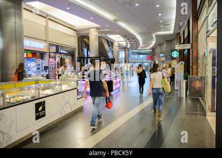 BUDAPEST, Ungarn - 27.August 2014: West End City Center, ein Einkaufszentrum in Budapest, Ungarn. Es ist die ehemals größte Mall in Mitteleuropa und es Stockfoto