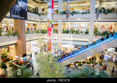 BUDAPEST, Ungarn - 27.August 2014: West End City Center, ein Einkaufszentrum in Budapest, Ungarn. Es ist die ehemals größte Mall in Mitteleuropa und es Stockfoto