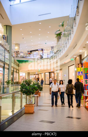 BUDAPEST, Ungarn - 27.August 2014: West End City Center, ein Einkaufszentrum in Budapest, Ungarn. Es ist die ehemals größte Mall in Mitteleuropa und es Stockfoto