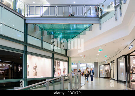 BUDAPEST, Ungarn - 27.August 2014: West End City Center, ein Einkaufszentrum in Budapest, Ungarn. Es ist die ehemals größte Mall in Mitteleuropa und es Stockfoto