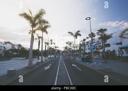 Spanien, Kanarische Inseln, Teneriffa, Las Americas - 23. Mai 2018: Avenue Las Americas in Playa de la Americas auf Teneriffa, Kanarische Inseln in Spanien. Stockfoto