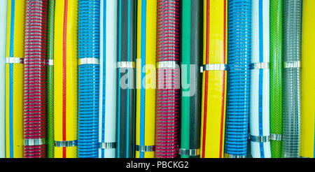 Bunte Wein die Schläuche wie eine dekorative Funktion im D'Arenberg Winery Cube, Mclaren Vale, SA, Australien. Stockfoto