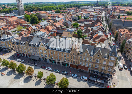 Hohes Ansehen der Grote Markt und die Skyline von Ypern, Belgien Stockfoto