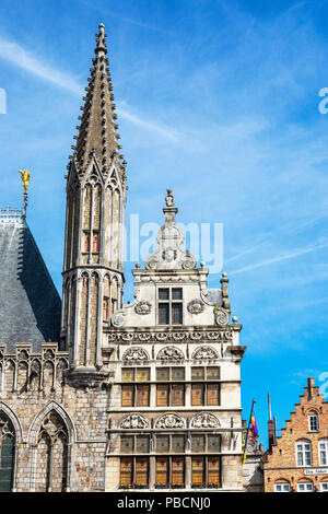 Detaillierte Architektur aus dem wiederhergestellten Tuchhallen, Grote Markt, Ypern, Belgien Stockfoto