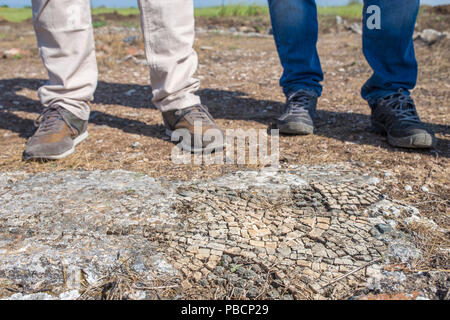 Archäologische Stätte Aufsichtsbehörden Füße. Antike Mosaik auf der Spitze Stockfoto