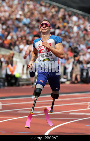 Richard Whitehead (Großbritannien) Überqueren der Ziellinie in der Men's T61 200m-Finale bei den 2018, IAAF Diamond League, Jubiläum Spiele, Queen Elizabeth Olympic Park, Stratford, London, UK. Stockfoto