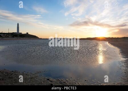 Trafalgar Leuchtturm und Lagune, Barbate, Provinz Cadiz, Andalusien, Spanien, Europa. Stockfoto