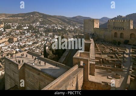 Alhambra, Panoramablick von der Alcazaba mit Albaicin Viertel und Sacromonte, Granada, Andalusien, Spanien, Europa. Stockfoto