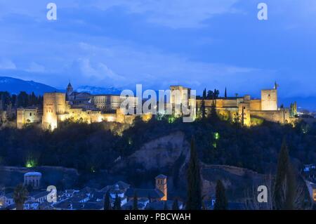 Panorama mit der Sierra Nevada im Hintergrund, die Alhambra, Granada, Andalusien, Spanien, Europa. Stockfoto