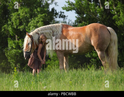 Michurinsk, Russland, 24. Mai 2018: Kind Mädchen und Tiroler Haflinger auf der offiziellen Generalprobe des Mitschurin landwirtschaftliche Ausstellung Stockfoto