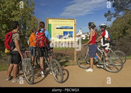 Greenway von Sierra Norte und Radfahrer, San Nicolas del Puerto, Provinz Sevilla, Andalusien, Spanien, Europa. Stockfoto
