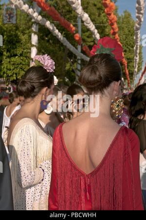 April Messe, junge Frauen mit einem traditionellen Flamenco Kleid, Sevilla, Andalusien, Spanien, Europa. Stockfoto