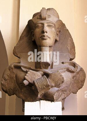 Statue von Pharao Echnaton des 14. Jahrhunderts v. Chr., Museum ägyptischer Altertümer, Kairo, Ägypten, Afrika. Stockfoto