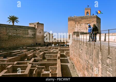 Alcazaba - Militärische Nachbarschaft - und Vela Tower, die Alhambra, Granada, Andalusien, Spanien, Europa. Stockfoto