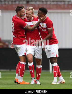 Bristol City Andreas Weimann (Mitte) feiert zählenden erste Ziel seiner Seite des Spiels mit Josh Brownhill (links) während einer Saison Testspiel in Ashton Gate, Bristol. Stockfoto