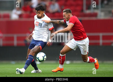 AFC Bournemouth Tyrone Mings (links) und Bristol City Josh Brownhill (rechts) Kampf um den Ball während eines vor der Saison Testspiel in Ashton Gate, Bristol. Stockfoto