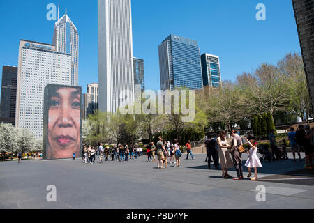 Crown Fountain ist ein interaktiver Arbeit der öffentlichen Kunst und video Skulptur in Chicago, Millennium Park empfohlene Stockfoto