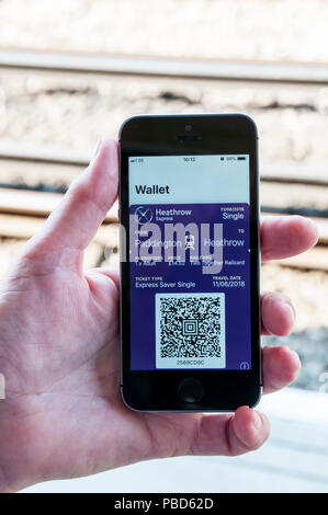 Wallet App auf dem iphone zeigen, QR-Code für Bahntickets auf Heathrow Express zwischen Paddington und Heathrow. Stockfoto